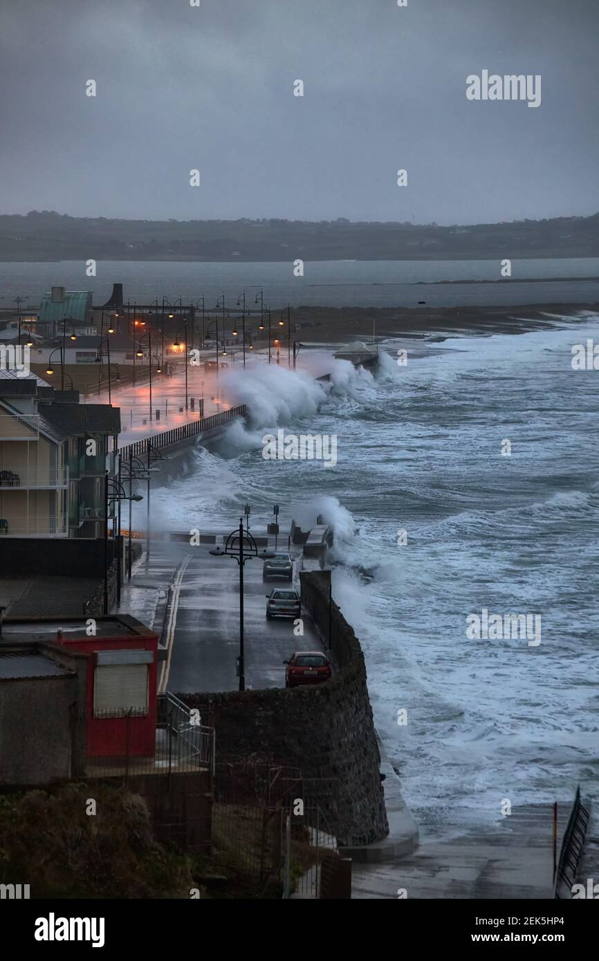 Vagues géantes et violente tempête sautant sur la jetée dans la ville balnéaire de Tramore, Waterford, Irlande. Banque D'Images