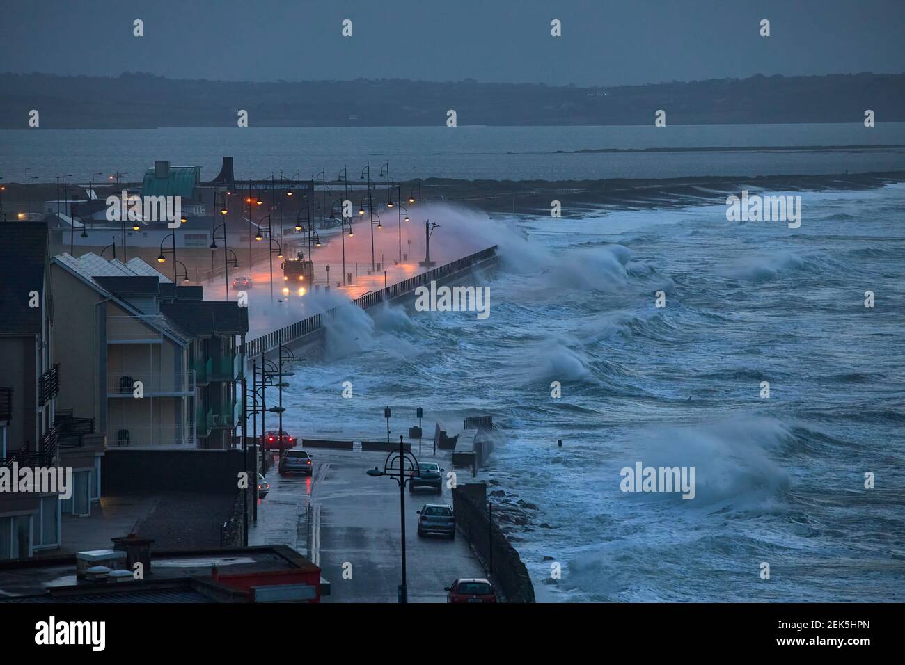 Vagues géantes et violente tempête sautant sur la jetée dans la ville balnéaire de Tramore, Waterford, Irlande. Banque D'Images