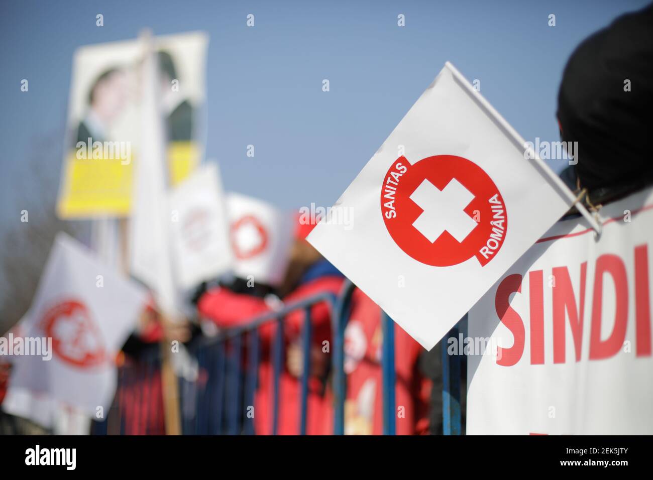 Bucarest, Roumanie - 23 février 2021 : détails avec le logo du syndicat de la santé Sanitas sur un drapeau lors d'une manifestation. Banque D'Images