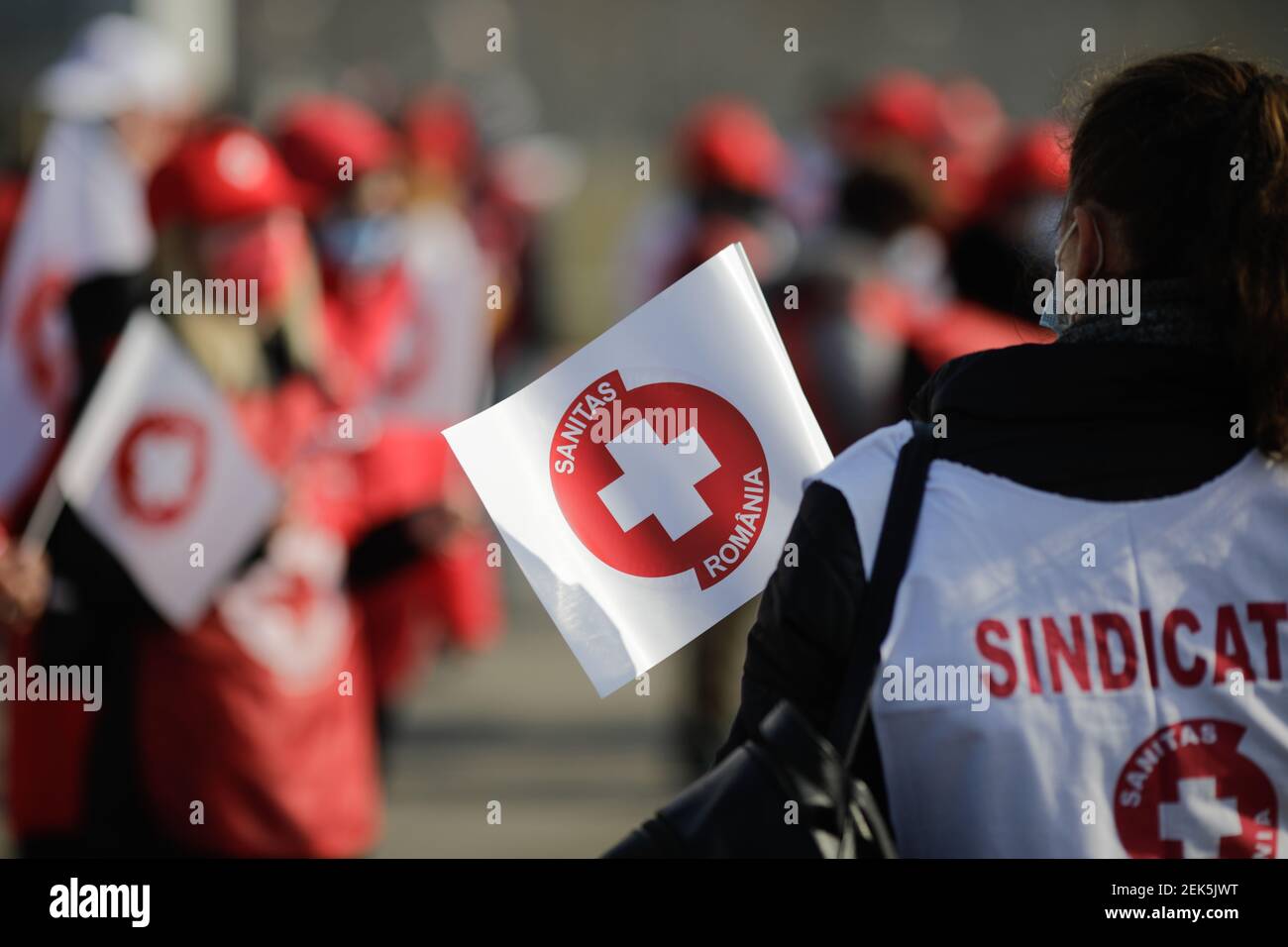 Bucarest, Roumanie - 23 février 2021 : détails avec le logo du syndicat de la santé Sanitas sur un drapeau lors d'une manifestation. Banque D'Images