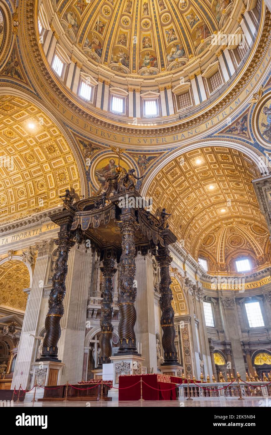 Vue intérieure de la basilique Saint-Pierre de Rome, Italie. Banque D'Images