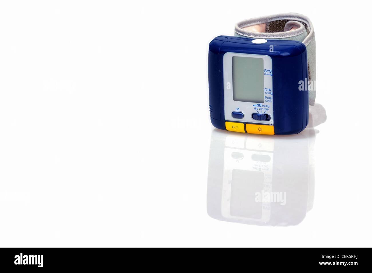 Moniteur de pression artérielle numérique LCD sur poignet avec moniteur de fréquence cardiaque Banque D'Images