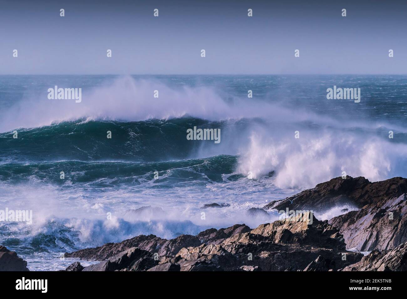 De grandes vagues et de forts vents au large de la côte au large de Towan Head à Newquay, dans les Cornouailles. Banque D'Images