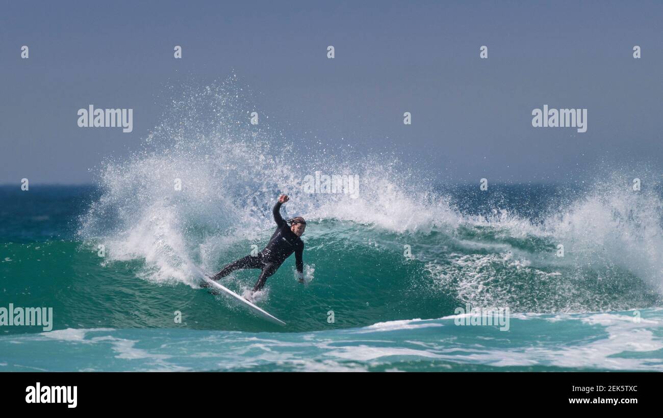 Une image panoramique d'une action de surf spectaculaire en surfant sur une vague à Fistral à Newquay, en Cornouailles. Banque D'Images