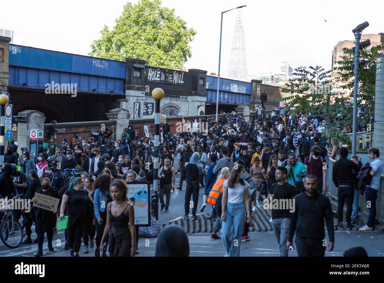 Le groupe Black Lives Matter se réunit autour de la gare de Waterloo pendant la démonstration. Des groupes, y compris des militants d'extrême-droite, se sont rassemblés dans la capitale, affirmant qu'ils protégeaient des statues contre des militants anti-racisme. Boris Johnson a déclaré que « les bruggeries racistes n'ont pas leur place dans nos rues » après que les officiers aient été frappés et mis à pied. Certaines manifestations pacifiques contre le racisme ont également eu lieu à Londres et dans tout le Royaume-Uni. (Photo de Rahman Hassani / SOPA Images/Sipa USA) Banque D'Images