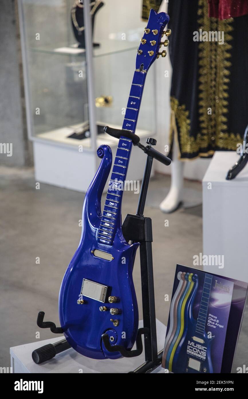 Prince a possédé et joué la guitare originale Cloud 2 ÒBlue AngelÓ. Aperçu  de la vente aux enchères des icônes de musique à JulienÕs enchères. Des  centaines d'instruments, de vêtements et de