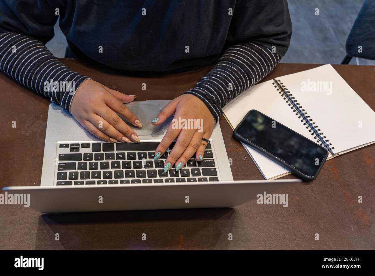 Femme main avec de beaux ongles dactylographiant clavier d'ordinateur portable Banque D'Images