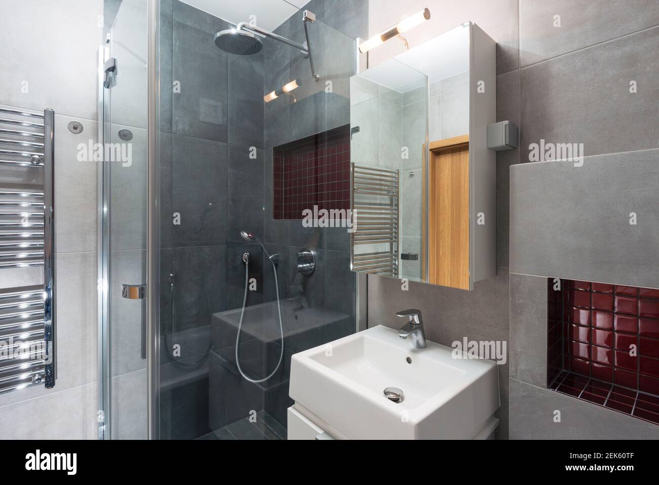 intérieur de la petite salle de bains moderne Banque D'Images