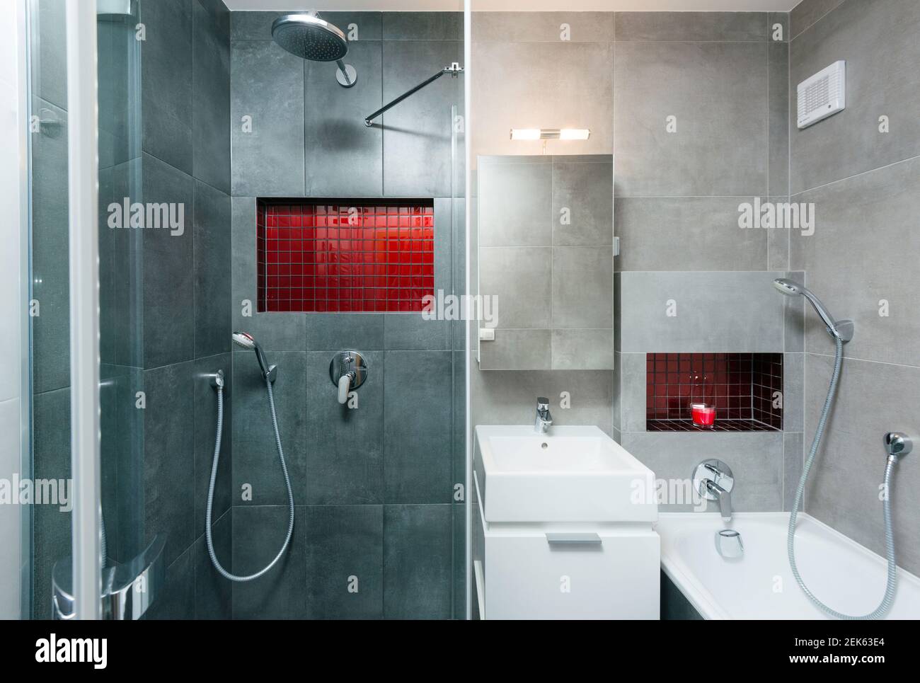 intérieur de la petite salle de bains moderne Banque D'Images