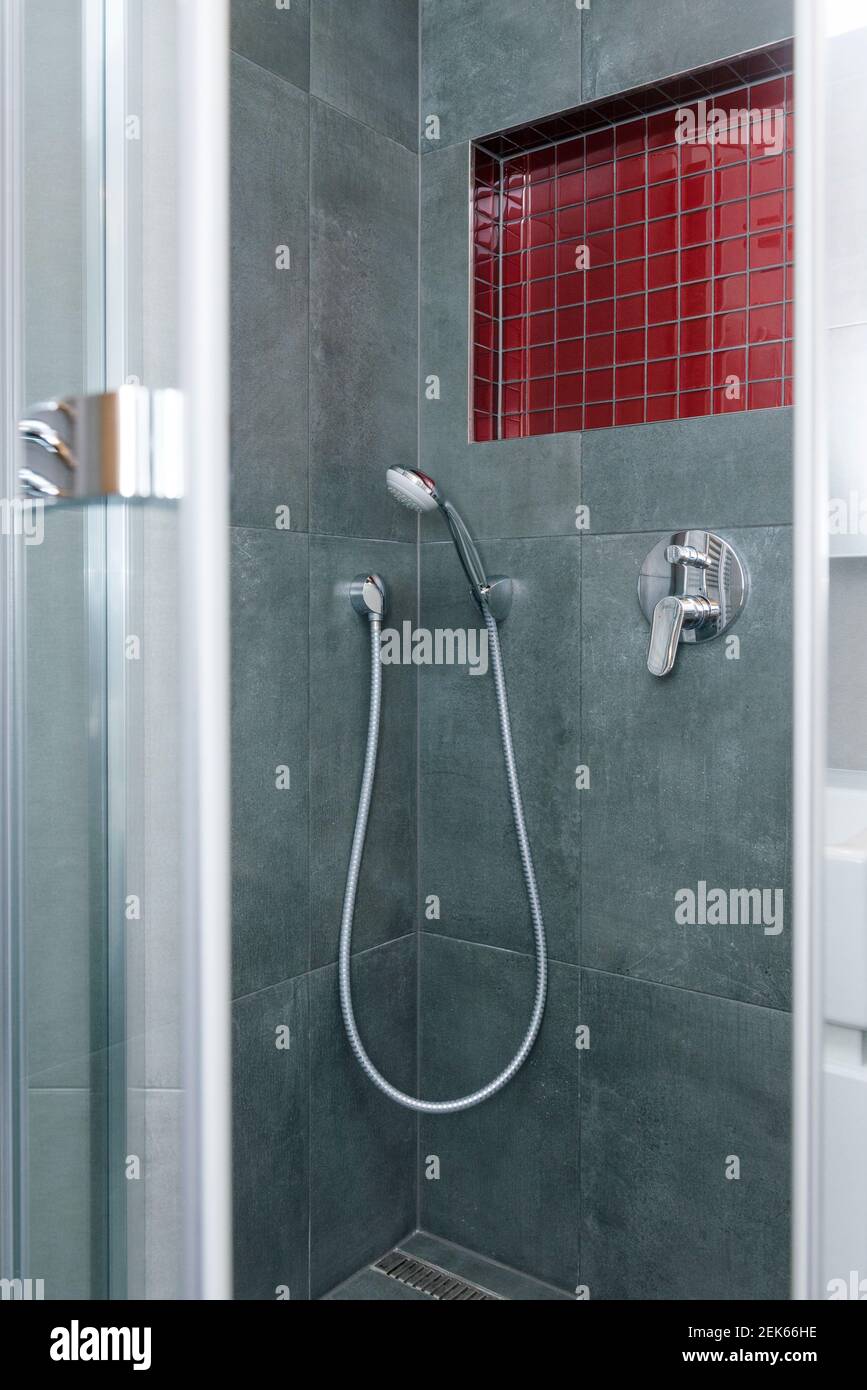 intérieur de la petite salle de bains moderne Banque D'Images