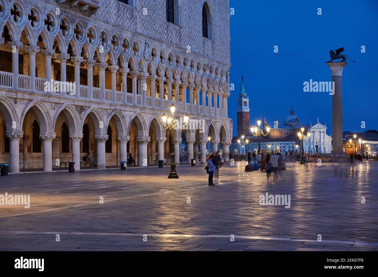 Photo au crépuscule du Palais des Doges illuminé (Palazzo Ducale) et de la Piazzetta San Marco, Venise, Vénétie, Italie Banque D'Images