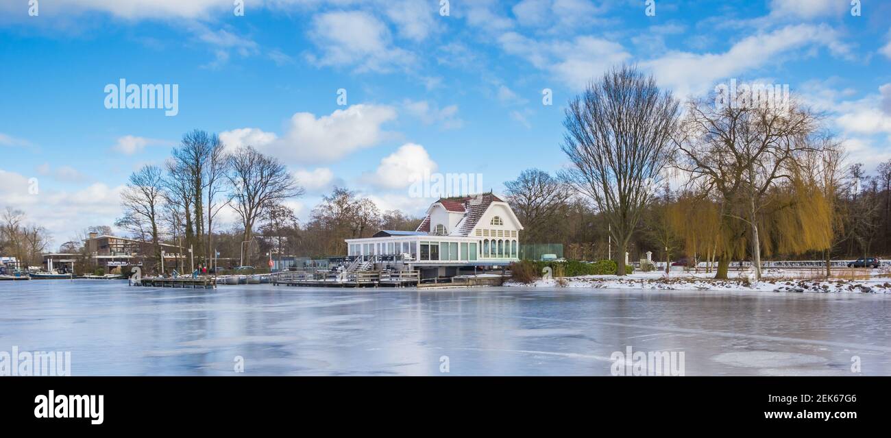 Panorama d'un restaurant au lac gelé Paterswoldse Meer à Groningen, pays-Bas Banque D'Images