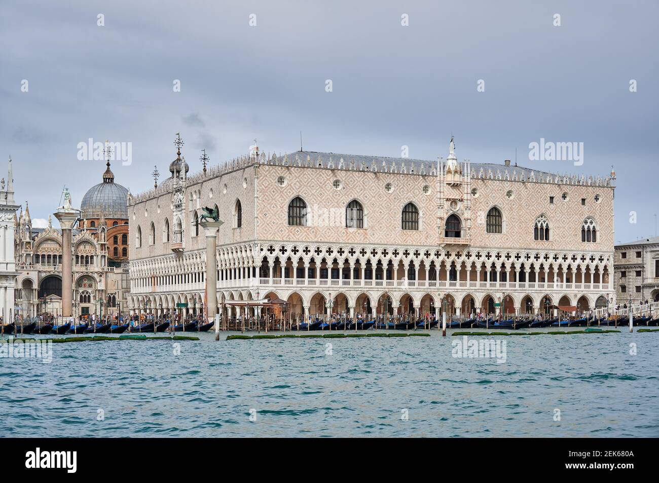 Palais des Doges vu de l'eau, Venise, Vénétie, Italie Banque D'Images