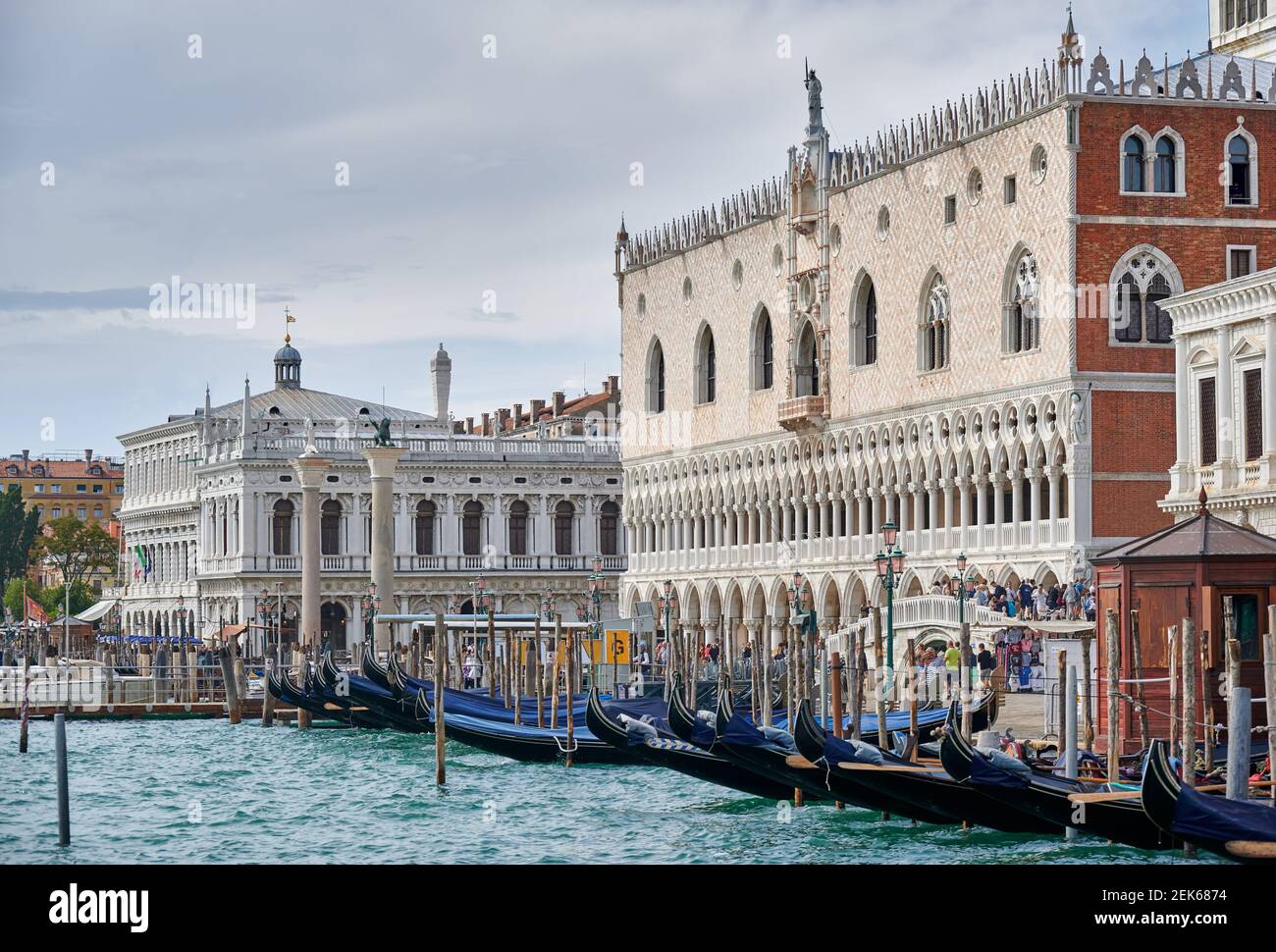 Palais des Doges et Biblioteca Nazionale Marciana vu de l'eau, gondoles en face, Venise, Vénétie, Italie Banque D'Images