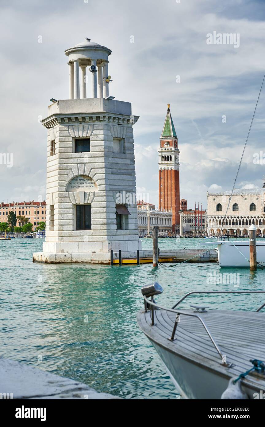 Faro San Giorgio Maggiore, paysage urbain avec le Palais des Doges et la Tour Saint-Marc vus de San Giorgio Maggiore, Venise, Vénétie, Italie Banque D'Images