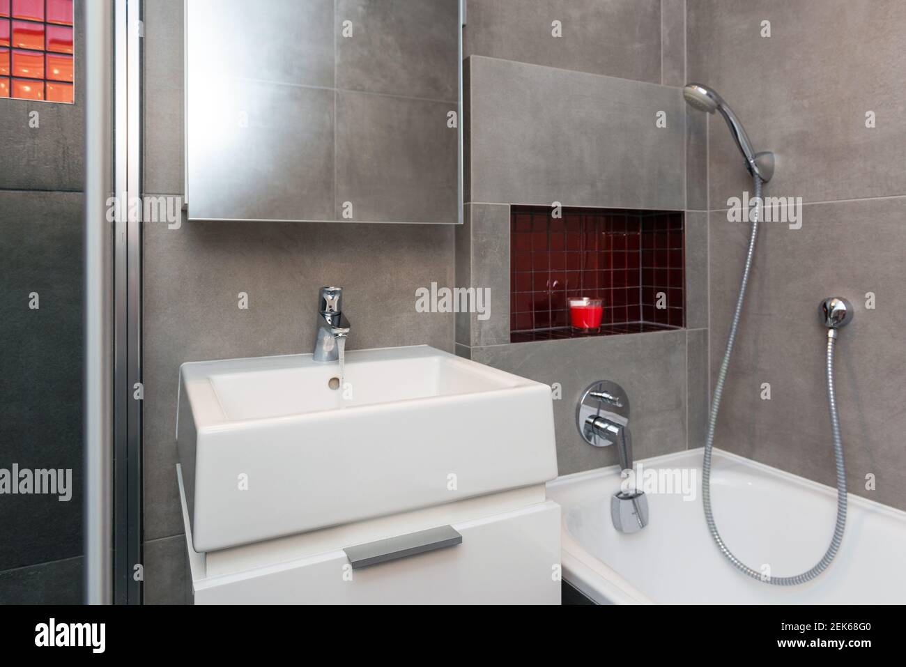 intérieur de la petite salle de bains moderne Banque D'Images