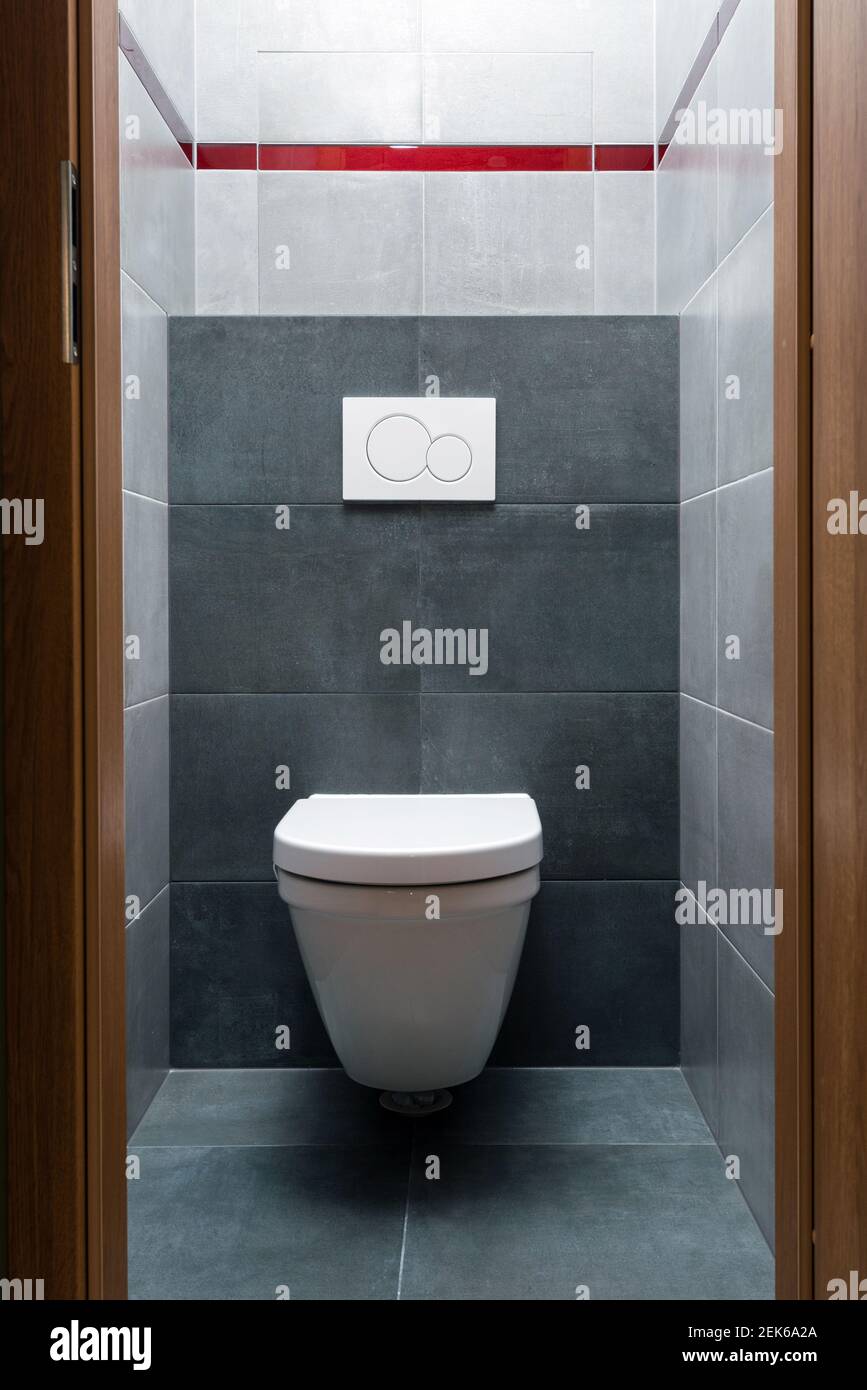 toilettes dans une petite salle de bains moderne Banque D'Images