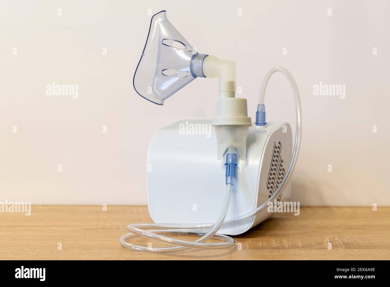 Matériel médical pour inhalation avec masque respiratoire, nébuliseur.  Espace-copie pour le texte Photo Stock - Alamy