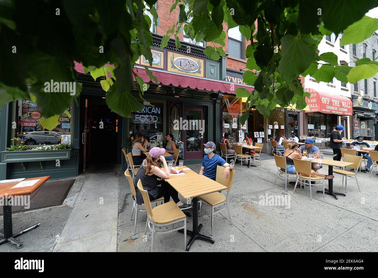 Les clients sont assis à l'extérieur d'un restaurant, car de nouvelles mesures sont mises en place pour permettre aux gens de se rassembler à l'extérieur après des mois d'être sous le contrôle de COVID-19 pour prévenir la propagation du virus mortel, à Hoboken, NJ, 18 juin 2020. En vertu des ordonnances de la ville, les entreprises telles que les restaurants peuvent étendre l'espace extérieur sur les trottoirs. (Anthony Behar/Sipa États-Unis) Banque D'Images