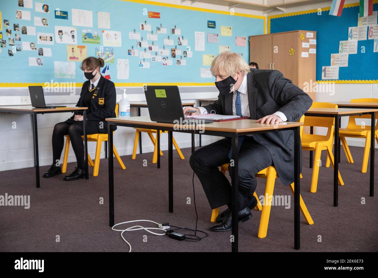 Le Premier ministre Boris Johnson participe à un cours en ligne lors d’une visite à l’école Sedgehill de Lewisham, dans le sud-est de Londres, pour assister aux préparatifs des élèves qui retournent à l’école. Date de la photo: Mardi 23 février 2021. Banque D'Images