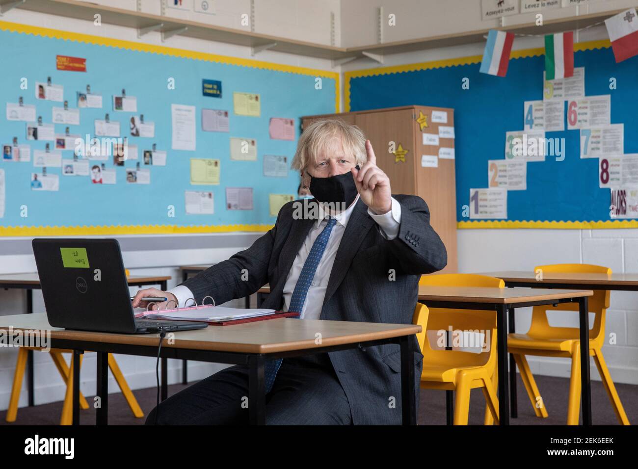 Le Premier ministre Boris Johnson participe à un cours en ligne lors d’une visite à l’école Sedgehill de Lewisham, dans le sud-est de Londres, pour assister aux préparatifs des élèves qui retournent à l’école. Date de la photo: Mardi 23 février 2021. Banque D'Images