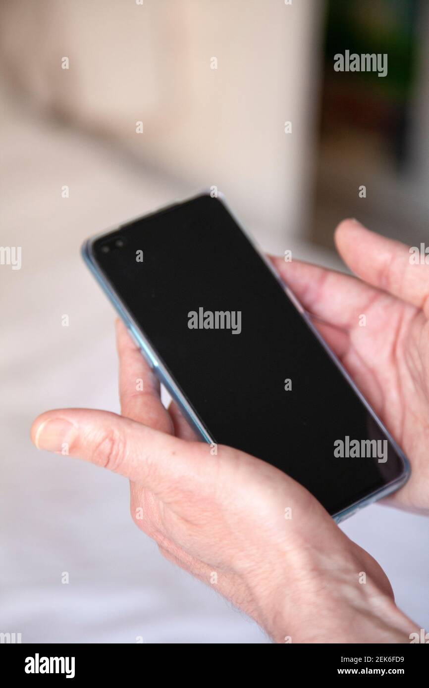 Man Holding Mobile Phone Banque D'Images