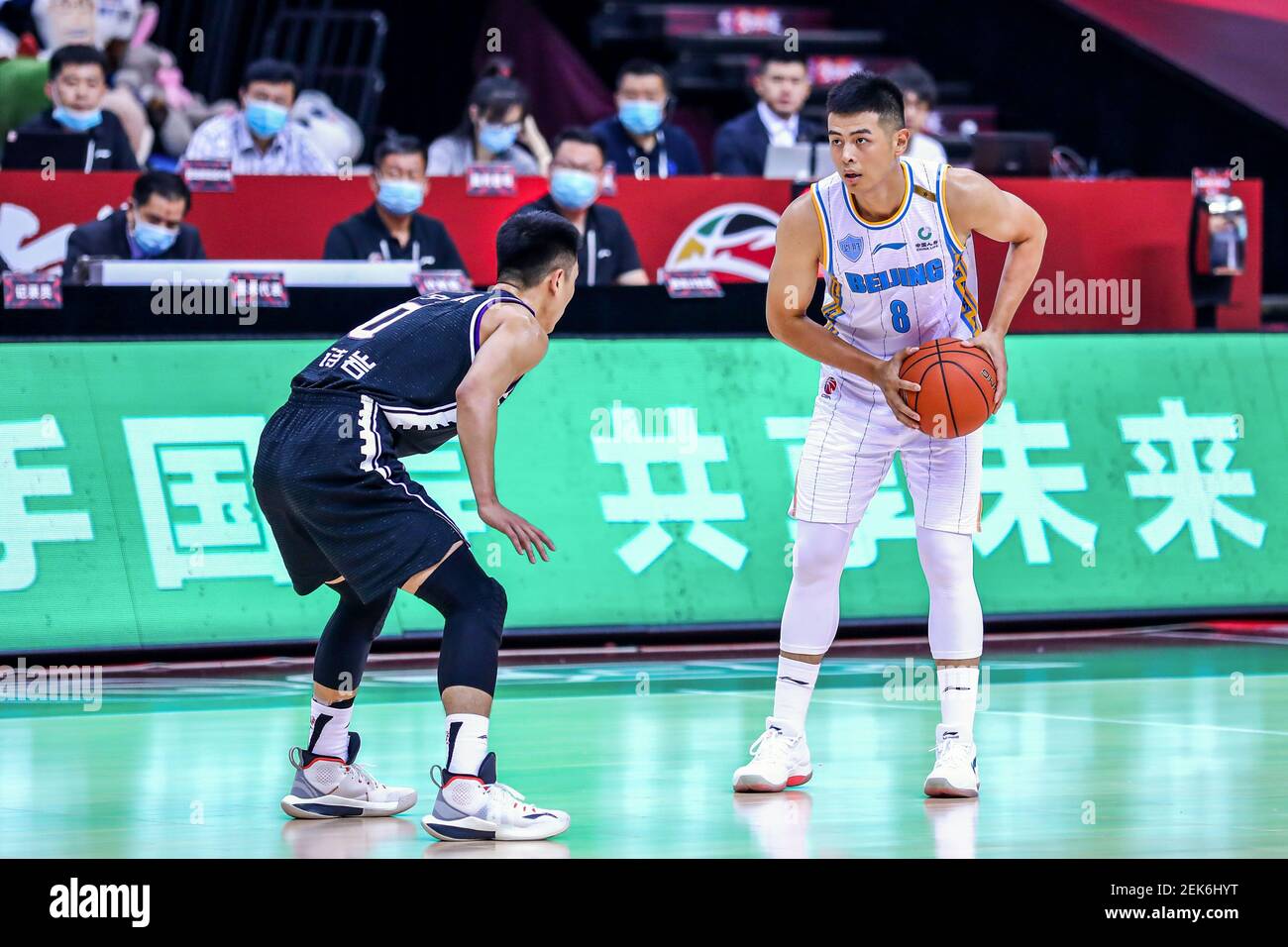 Le joueur de basket-ball professionnel chinois Fang Shuo de Beijing  Shougang Ducks, à droite, garde le ballon pendant un match à la première  étape de la reprise de l'Association chinoise de basket-ball (