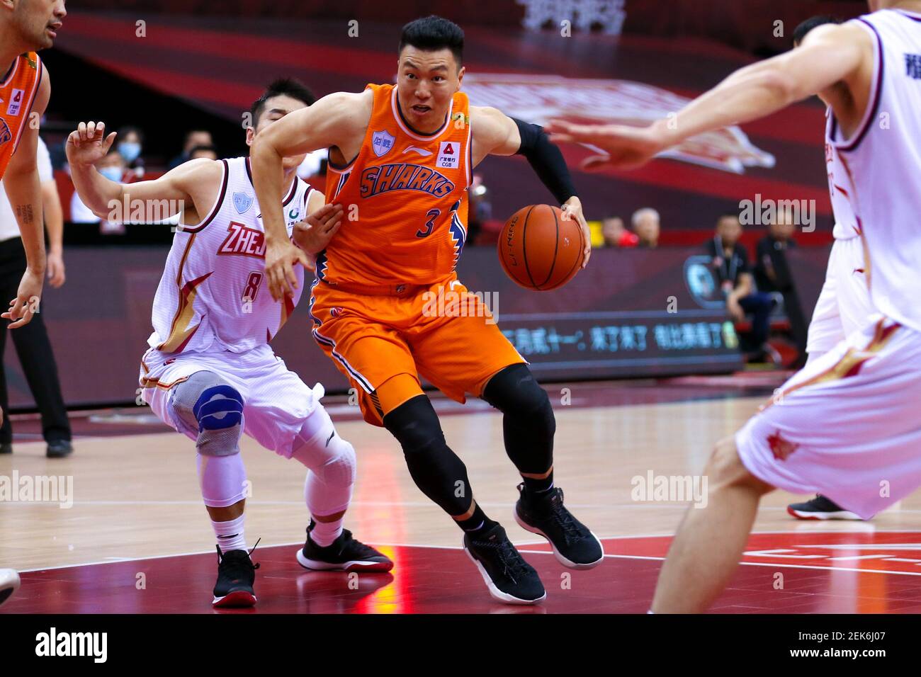 Le joueur de basket ball professionnel chinois Li Gen de Shanghai