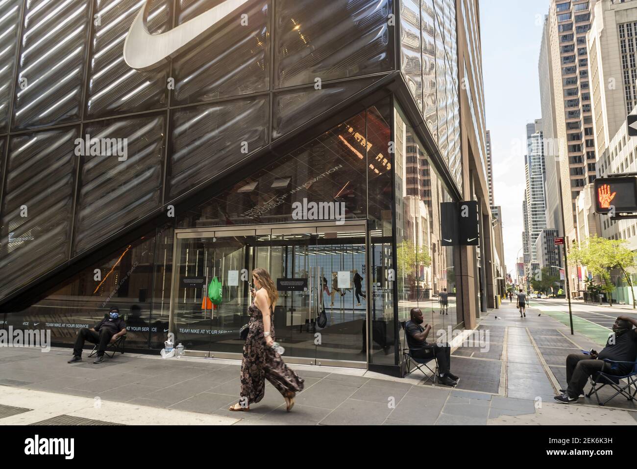 Le magasin Nike de Fifth Avenue a New York reste ferme le dimanche 21 juin 2020. En juin 22 la ville entre dans la phase 2 de son plan de reouverture permettant