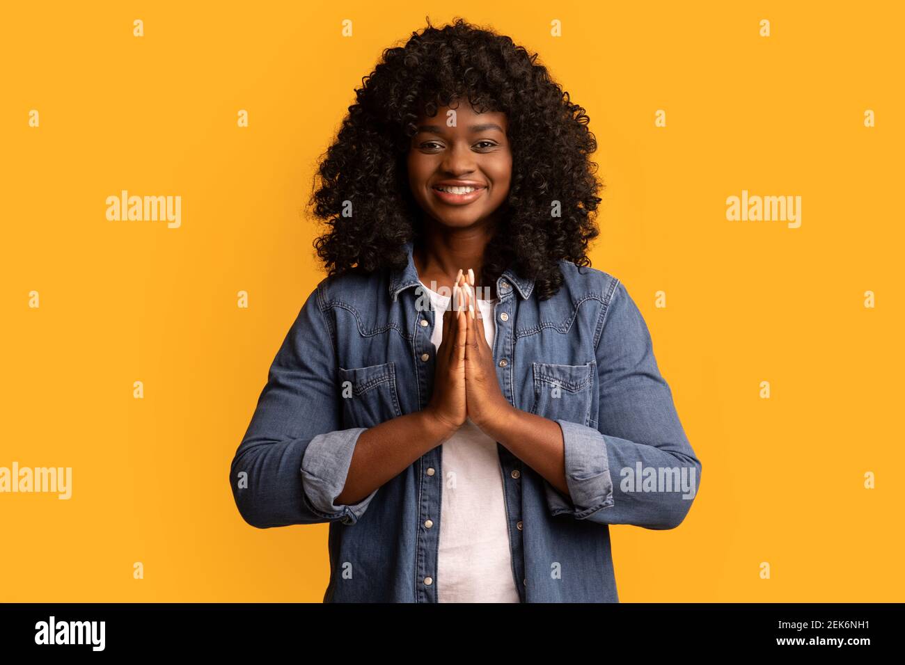 Bonne femme noire montrant les mains classées dans le geste de pleuvoir Banque D'Images