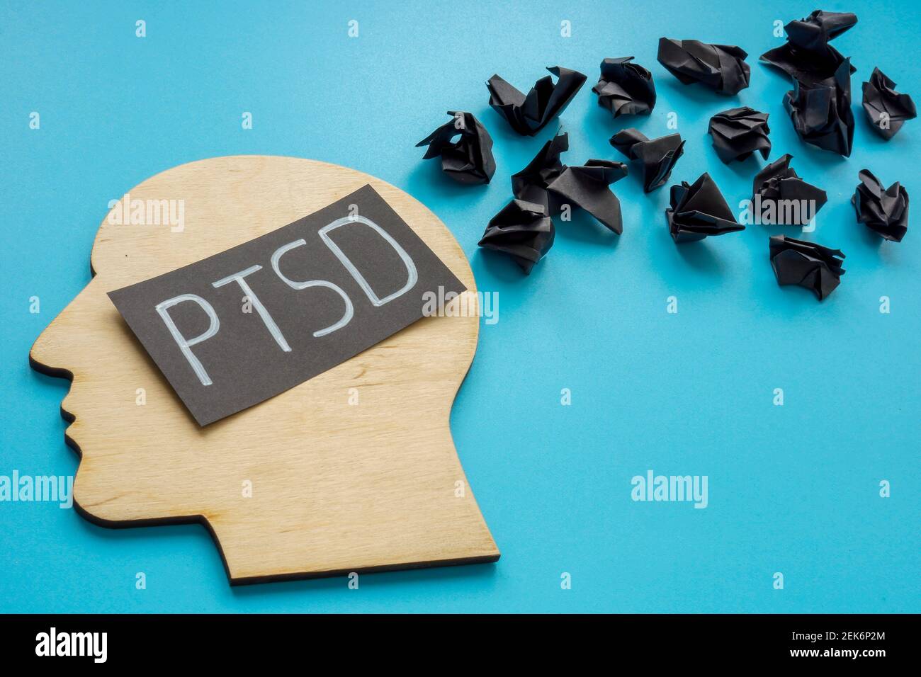 Forme de la tête et mot PTSD syndrome de stress post-traumatique avec boules de papier noir. Banque D'Images