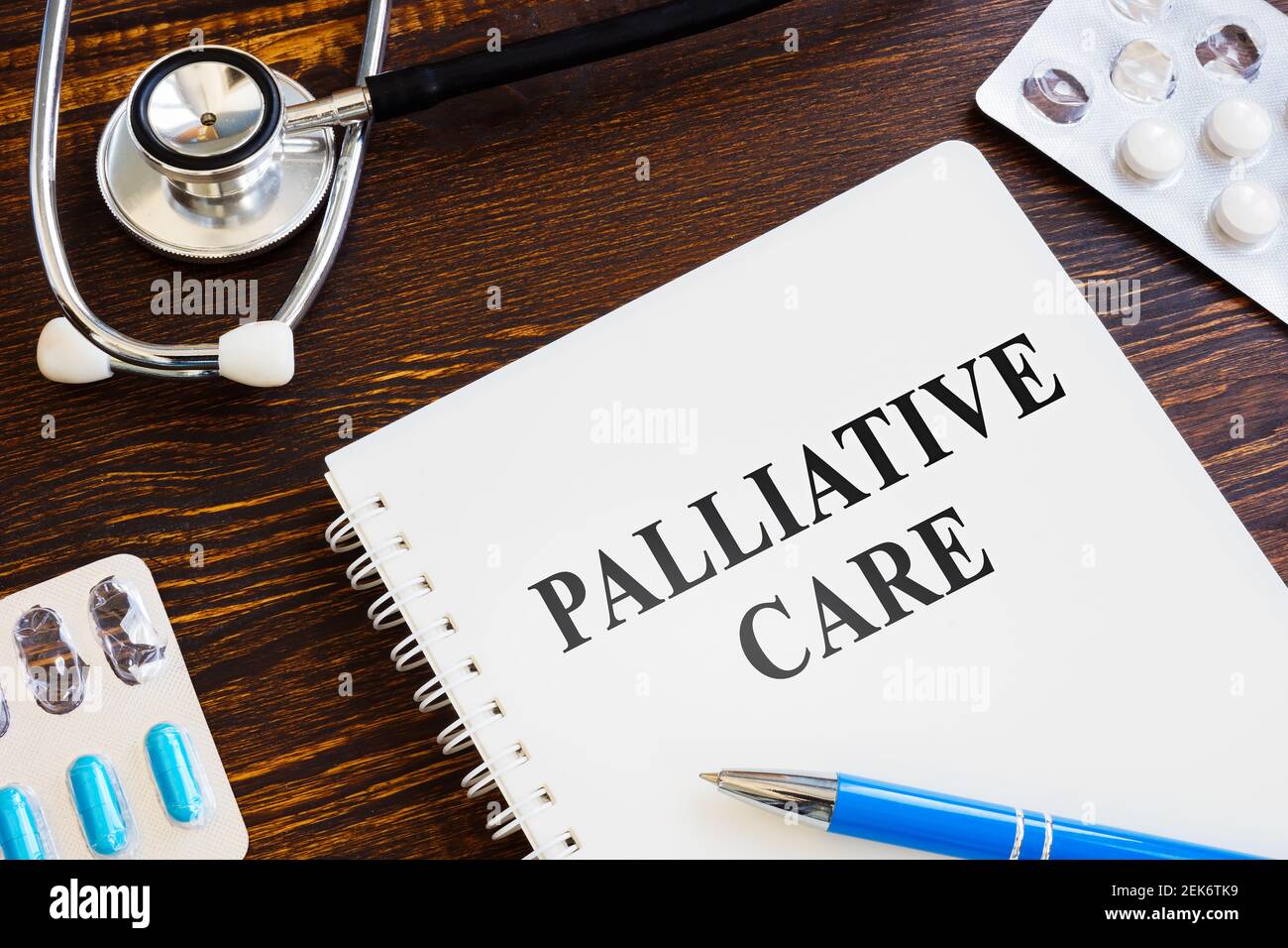 Livre de soins palliatifs, pilules et stéthoscope à la surface. Banque D'Images