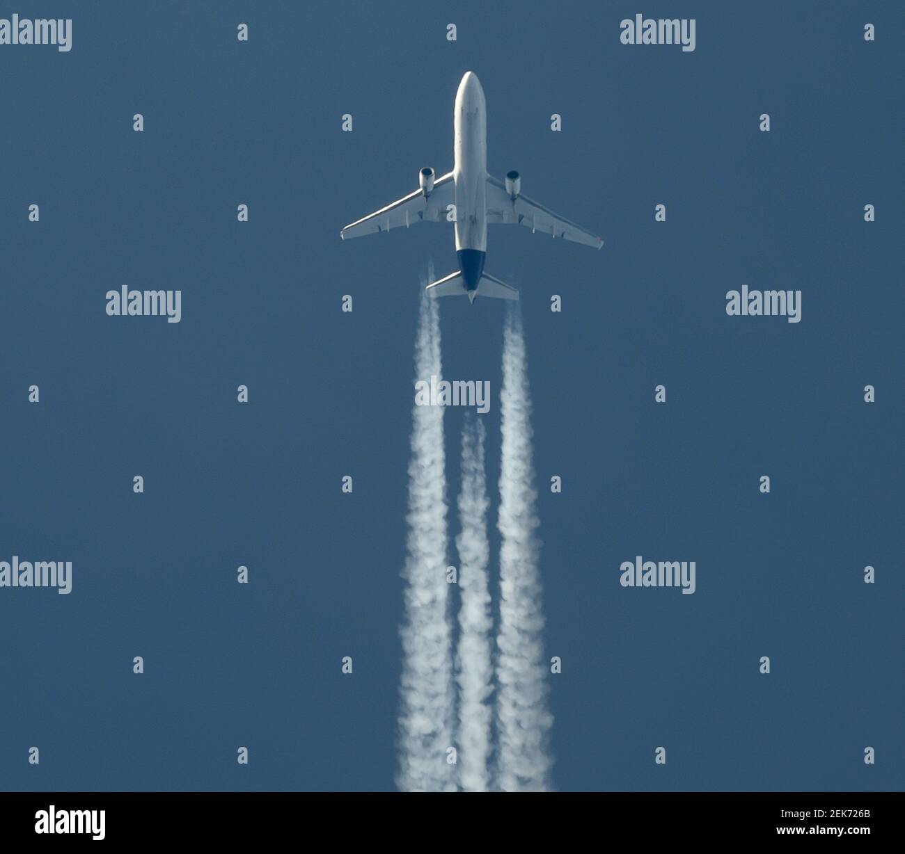23 février 2021. Lufthansa Cargo McDonnell Douglas MD-11F D-ALCC survolant Londres à 35 000 pieds de Chicago en route vers Francfort. Crédit: Malcolm Park/Alay Banque D'Images