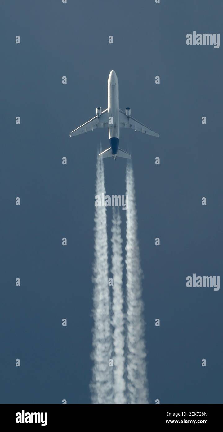 23 février 2021. Lufthansa Cargo McDonnell Douglas MD-11F D-ALCC survolant Londres à 35 000 pieds de Chicago en route vers Francfort. Crédit: Malcolm Park/Alay Banque D'Images