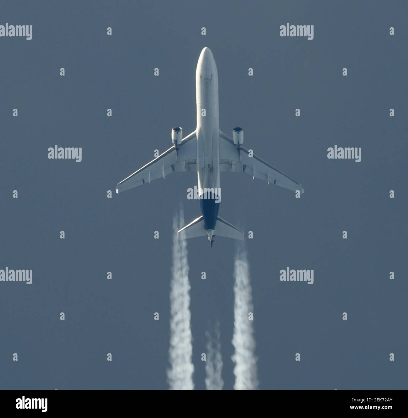 23 février 2021. Lufthansa Cargo McDonnell Douglas MD-11F D-ALCC vu de juste en dessous survolant Londres à 35 000 pieds de Chicago en route vers Francfort. Crédit: Malcolm Park/Alay Banque D'Images
