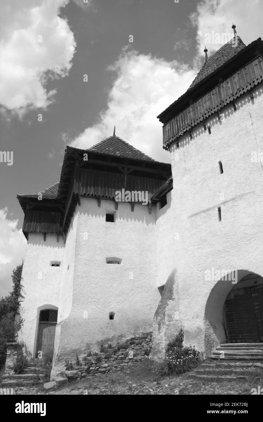 Image monochrome, noir et blanc de l'église luthérienne fortifiée Viscri, site classé au patrimoine mondial de l'UNESCO, comté de Brasov, Transylvanie, Roumanie Banque D'Images