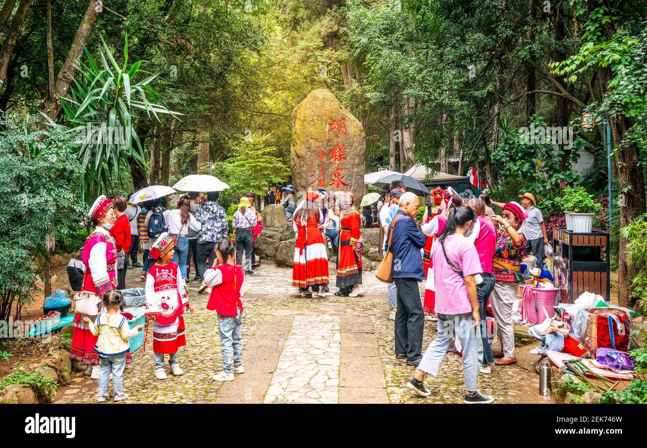 Dali Chine , 6 octobre 2020 : Groupe de touristes chinois portant la robe traditionnelle de la minorité Bai et la pierre du parc de printemps des papillons à Dali Yunnan C. Banque D'Images