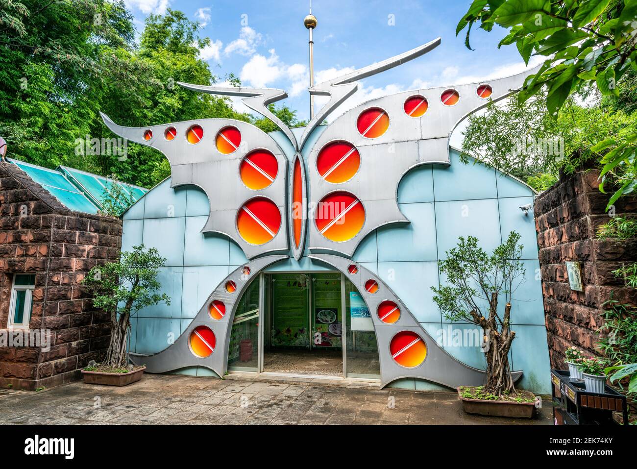Dali Chine , 6 octobre 2020 : entrée de bâtiment en forme de monde aux papillons dans le parc de sources aux papillons de Dali Yunnan en Chine Banque D'Images