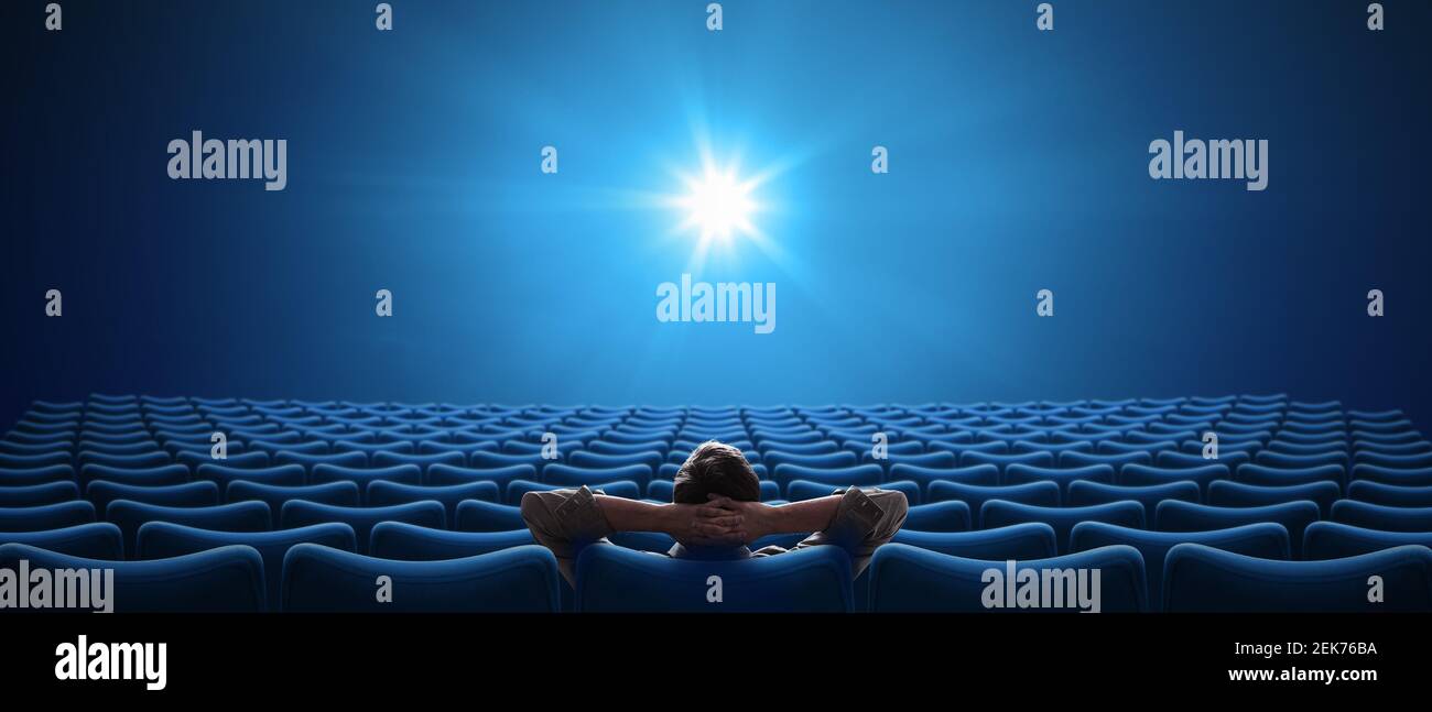 Cinéma avec une personne assise au format cinémascope 21:9 Banque D'Images