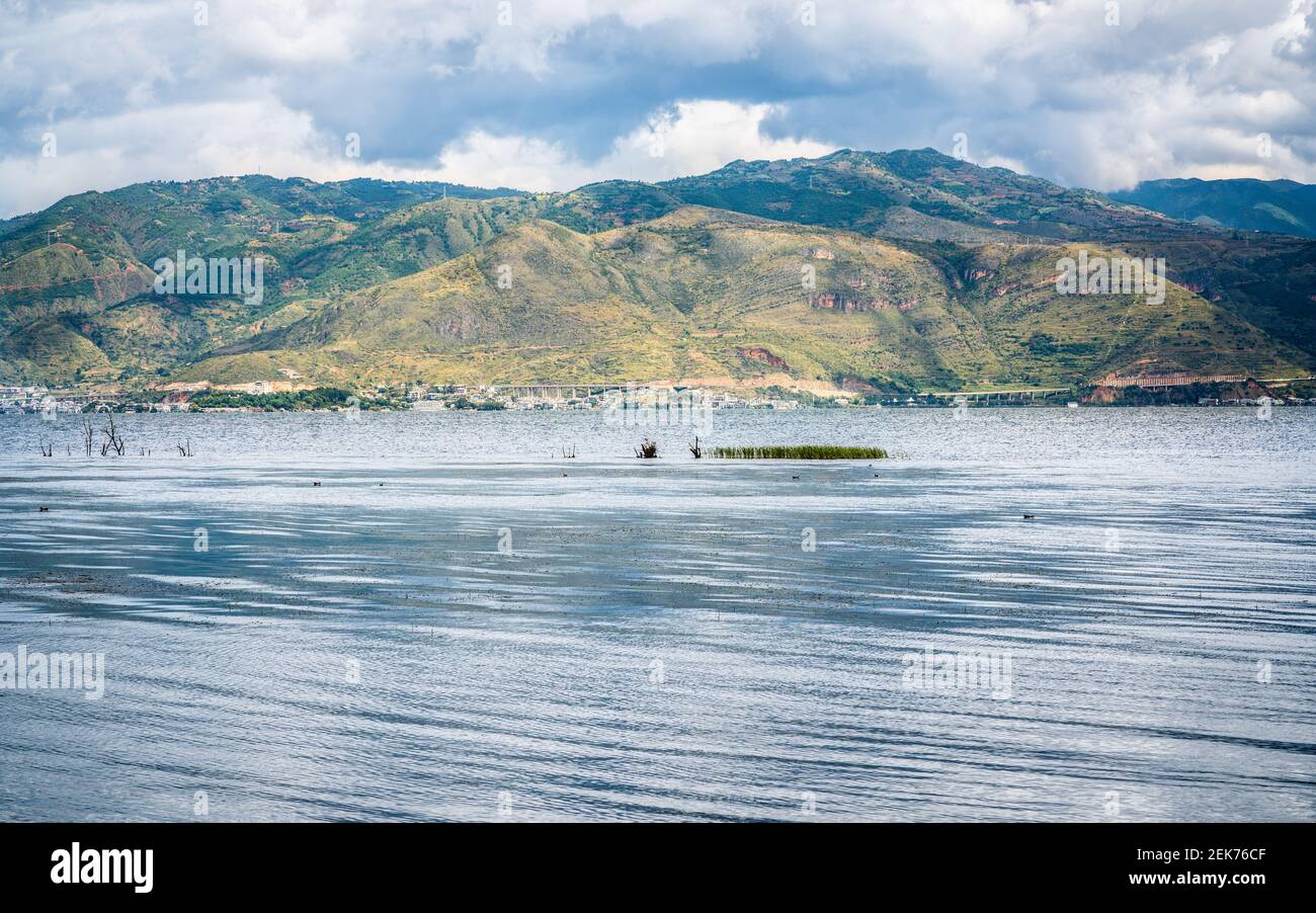 Panorama sur le lac d'Erhai dans la ville de Dali Yunnan Chine Banque D'Images