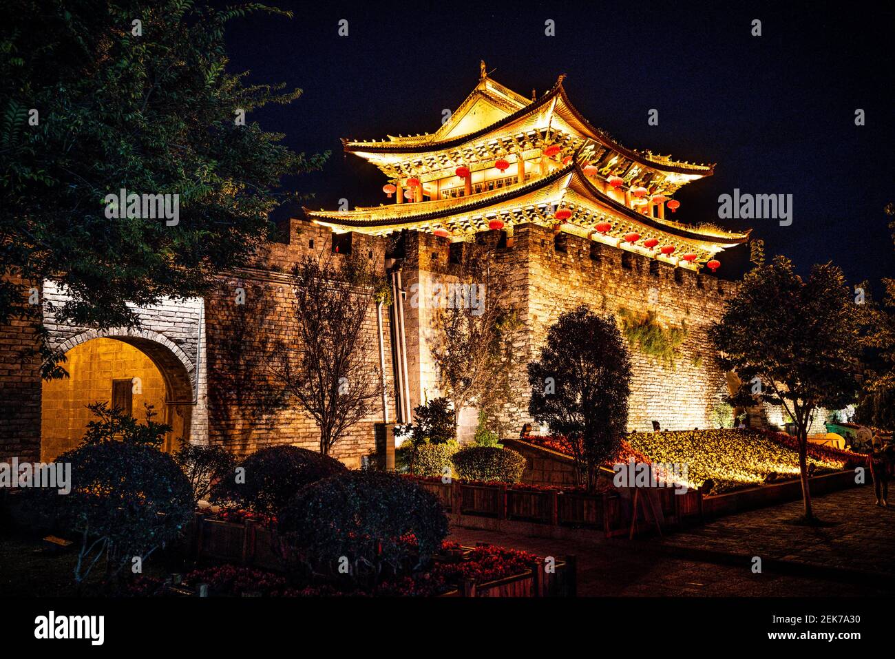 Mur de fortification et porte sud de la vieille ville de Dali illuminée La nuit à Dali Yunnan en Chine Banque D'Images