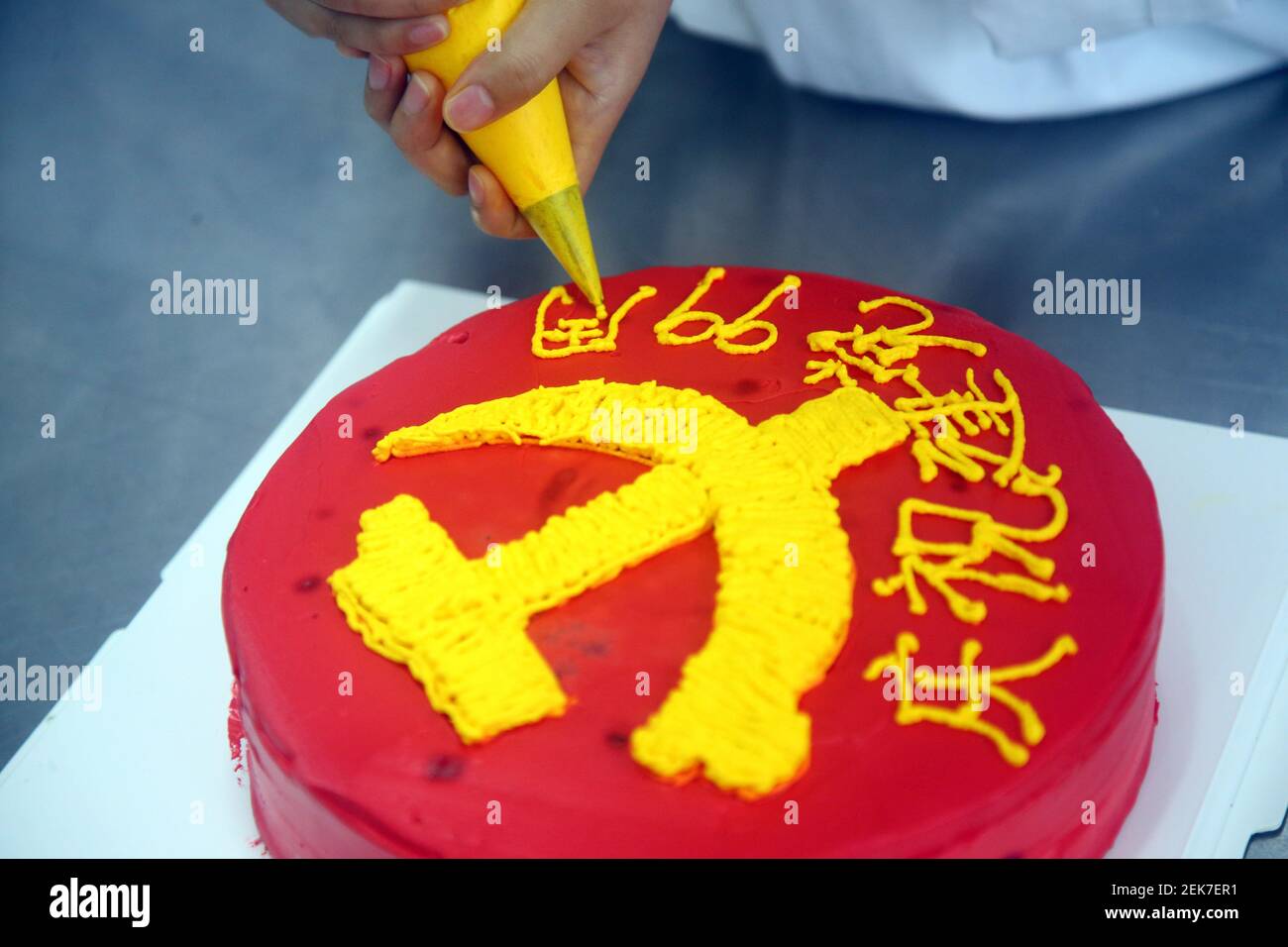 Nantong Chine 29 Juin Les Eleves Font Des Gateaux Pour Celebrer L Anniversaire Du Parti Communiste Ville De Nantong Province De Jiangsu Chine 29 Juin Le College Professionnel De