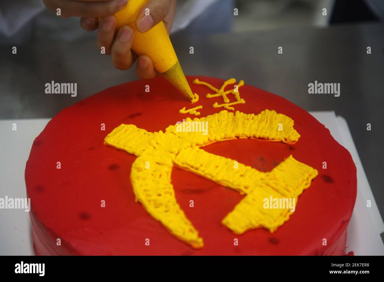 Nantong Chine 29 Juin Les Eleves Font Des Gateaux Pour Celebrer L Anniversaire Du Parti Communiste Ville De Nantong Province De Jiangsu Chine 29 Juin Le College Professionnel De