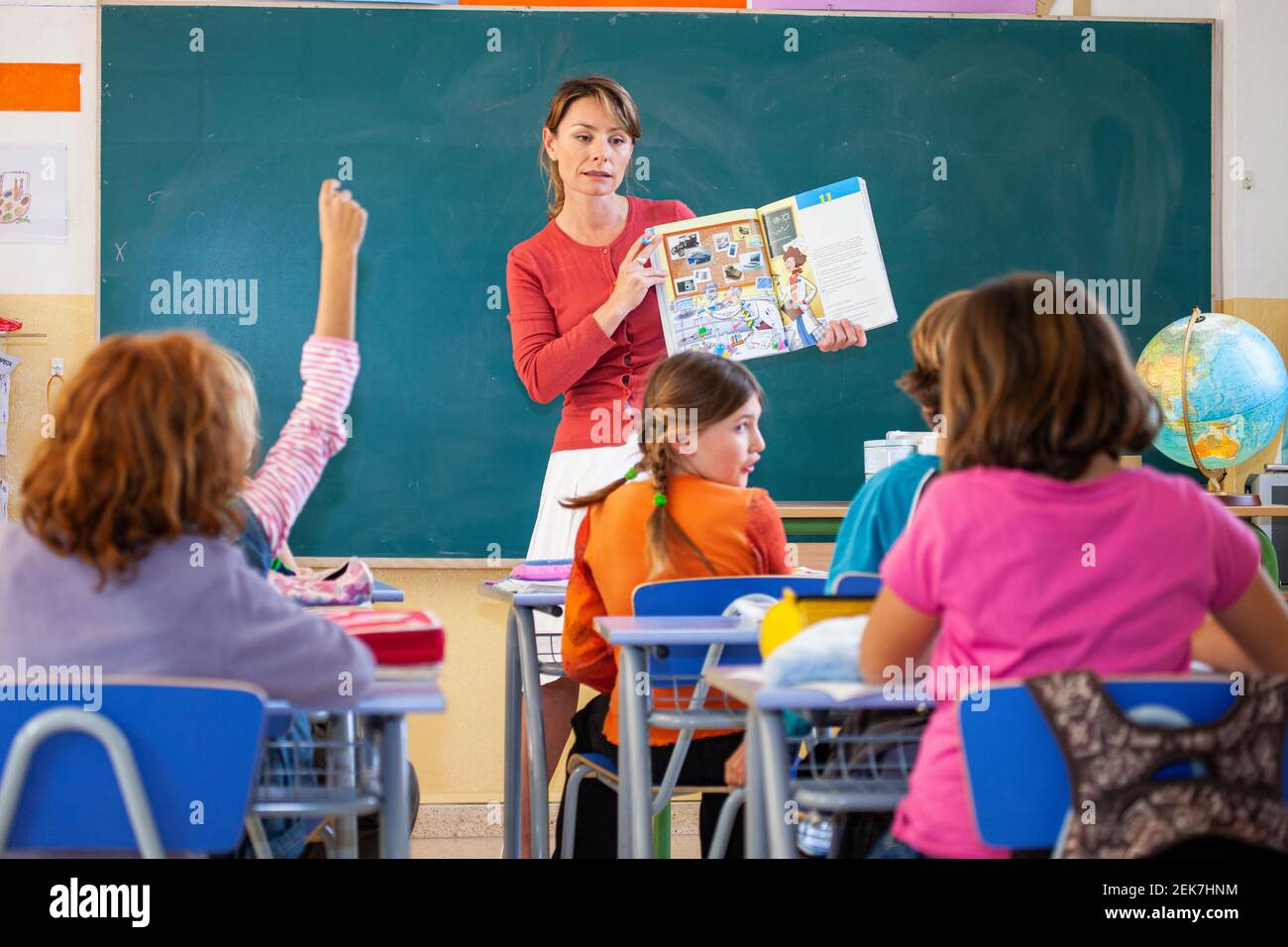 Enseigner aux enfants dans une classe scolaire Banque D'Images