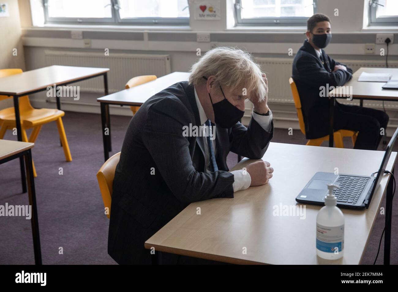 Le Premier ministre Boris Johnson participe à un cours en ligne lors d’une visite à l’école Sedgehill de Lewisham, dans le sud-est de Londres, pour assister aux préparatifs des élèves qui retournent à l’école. Date de la photo: Mardi 23 février 2021. Banque D'Images