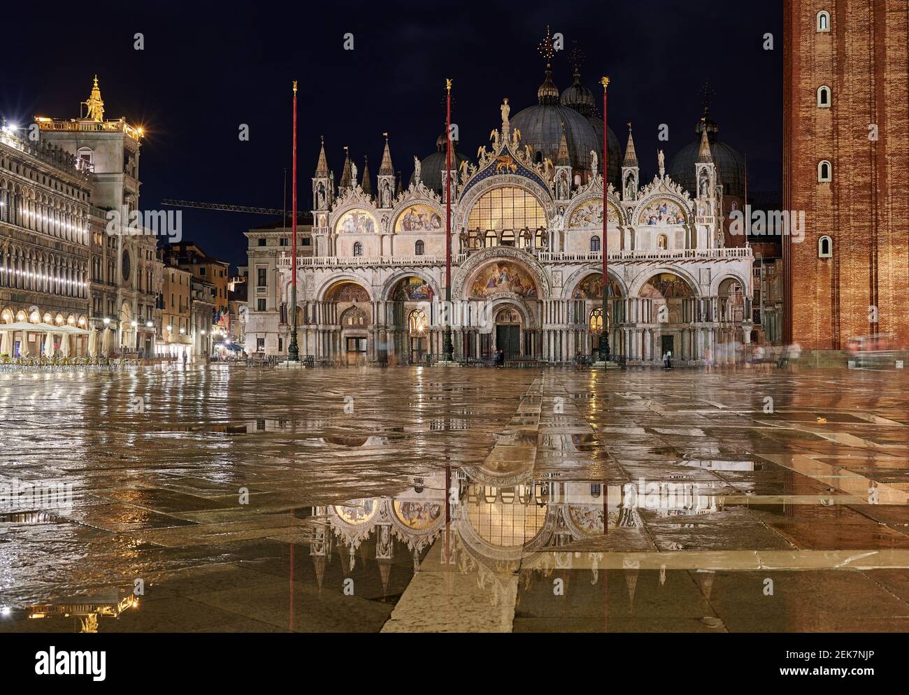 Photo nocturne de la célèbre basilique Saint-Marc illuminée ou de la basilique Saint-Marc, Venise, Vénétie, Italie Banque D'Images