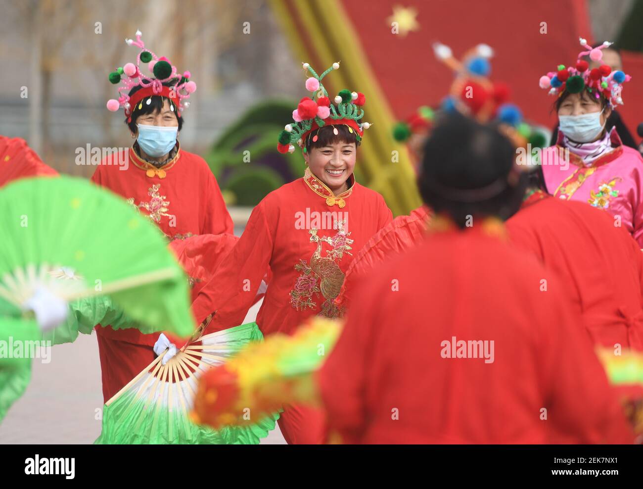 Cangzhou, province chinoise du Hebei. 23 février 2021. Des artistes folkloriques exécutent la danse traditionnelle dans la ville de Jinghe, dans la province de Hebei, dans le nord de la Chine, le 23 février 2021. Diverses activités ont lieu dans toute la Chine pour accueillir le prochain festival des lanternes, qui aura lieu le 26 février de cette année. Credit: Zhu Xudong/Xinhua/Alamy Live News Banque D'Images