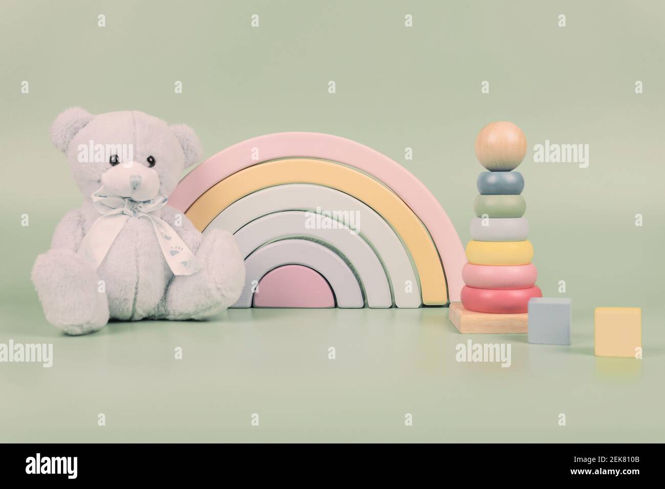 Ours en peluche, arc-en-ciel en bois, tour de couleur empilable pyramide et  cubes sur fond pastel. Arrière-plan des jouets pour bébé Photo Stock - Alamy