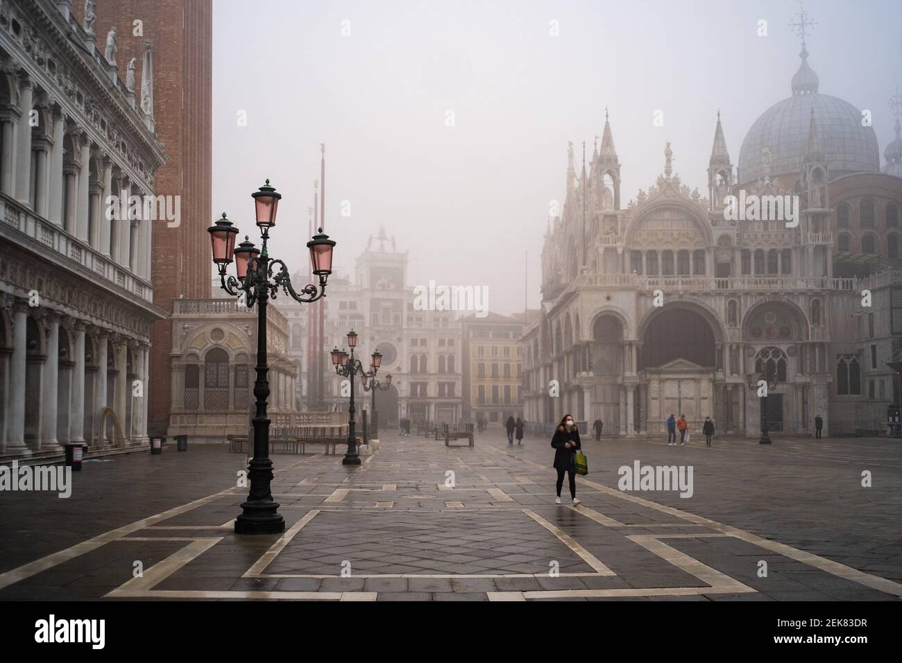 Venise, Italie. 23 février 2020. Promenade citoyenne sur la place Saint-Marc pendant que la ville est immergée dans un épais brouillard le 23 février 2021 à Venise, Italie © Simone Padovani / derrière Venise / Alamy Live News Banque D'Images