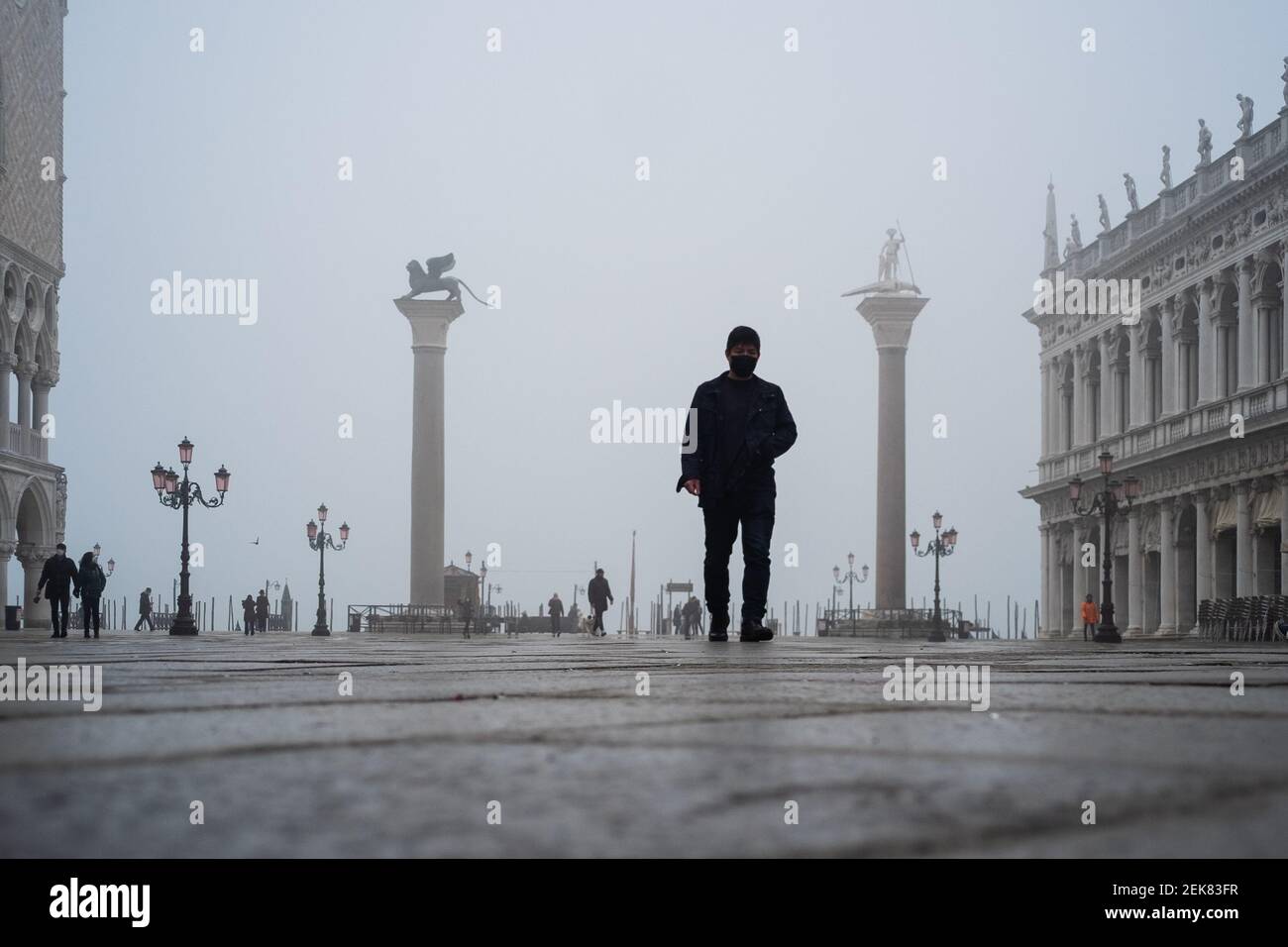 Venise, Italie. 23 février 2020. Promenade citoyenne sur la place Saint-Marc pendant que la ville est immergée dans un épais brouillard le 23 février 2021 à Venise, Italie © Simone Padovani / derrière Venise / Alamy Live News Banque D'Images